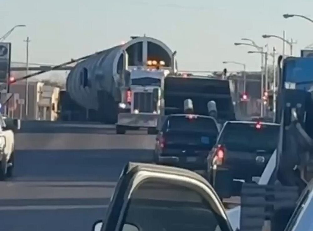 Поезд сошёл с рельсов и врезался в здание в США