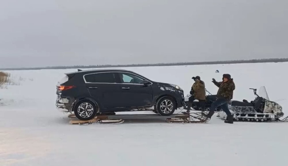 Если выезд на лёд запрещён и легальной переправы пока нет, то на помощь приходит смекалка