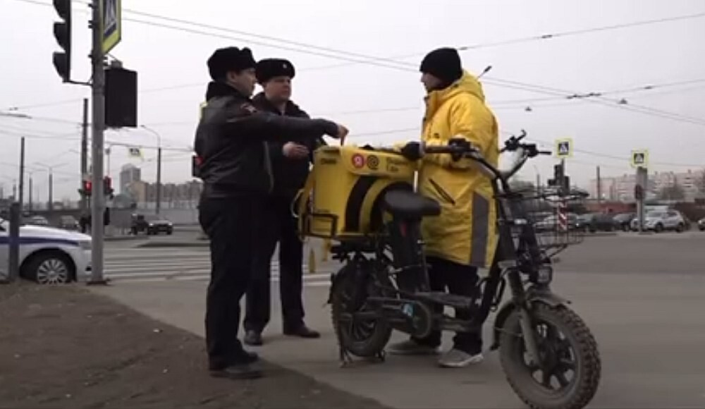 Полиция в Санкт-Петербурге начала изымать электровелосипеды у курьеров