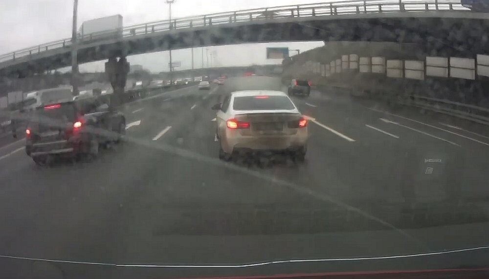 BMW, открытый капот и массовое ДТП
