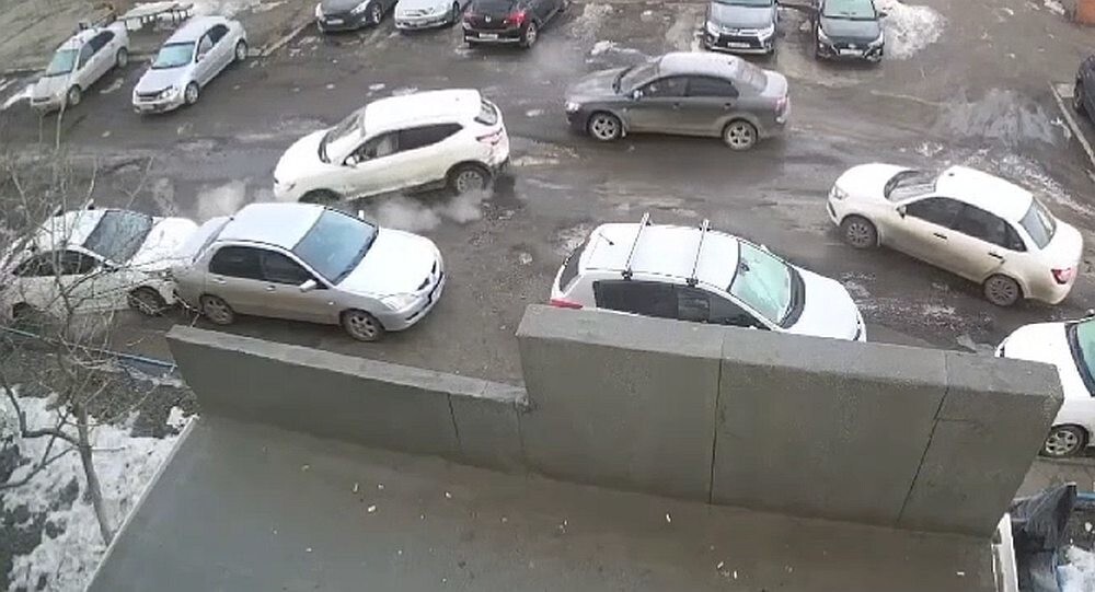 Женщина перепутала педали и разбила 6 машин
