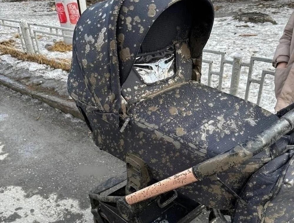 В Омске неизвестный водитель обрызгал грязью женщину, которая шла с коляской по тротуару