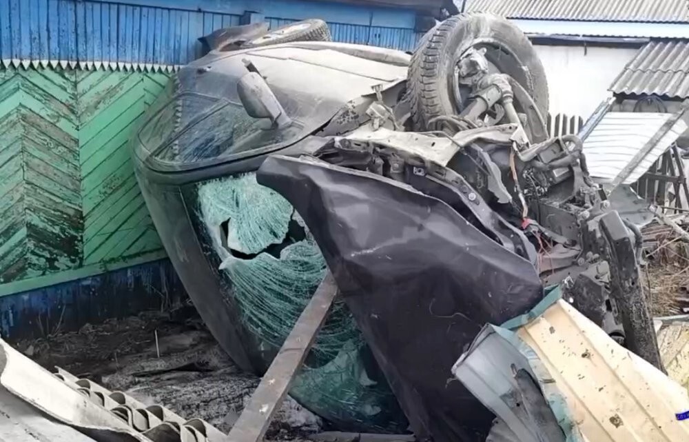 Пьяный водитель сбил женщину с коляской и врезался в жилой дом