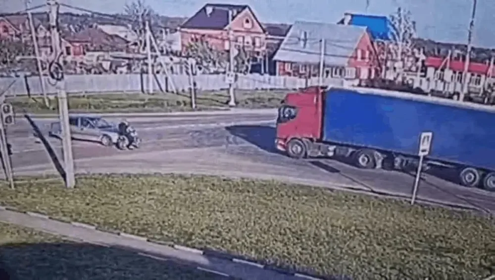 2 школьника на питбайке влетели в фуру