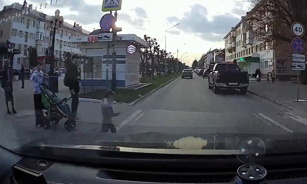 Трёхлетний мальчик выбежал на дорогу под колеса машины
