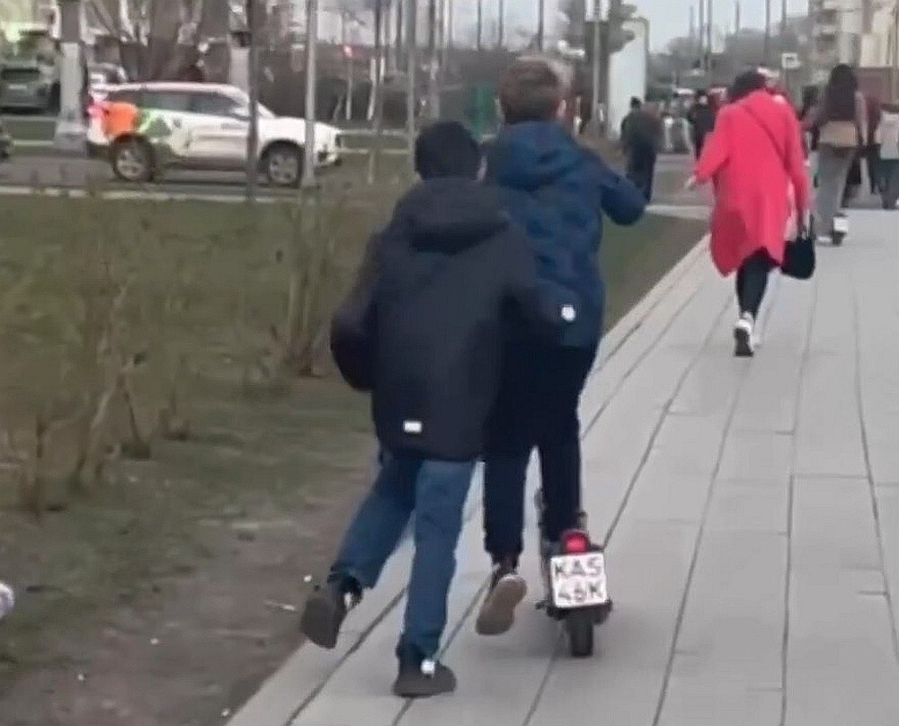 Житель Москвы донес на школьника на электросамокате. Родители ребенка получили штраф в 100 тысяч рублей
