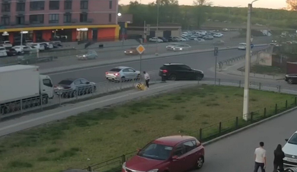 Водитель BMW избил курьера