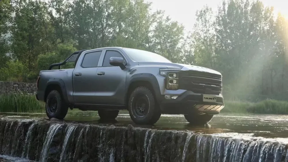 В России стартовали продажи огромных китайских пикапов Foton Tunland V7 и V9
