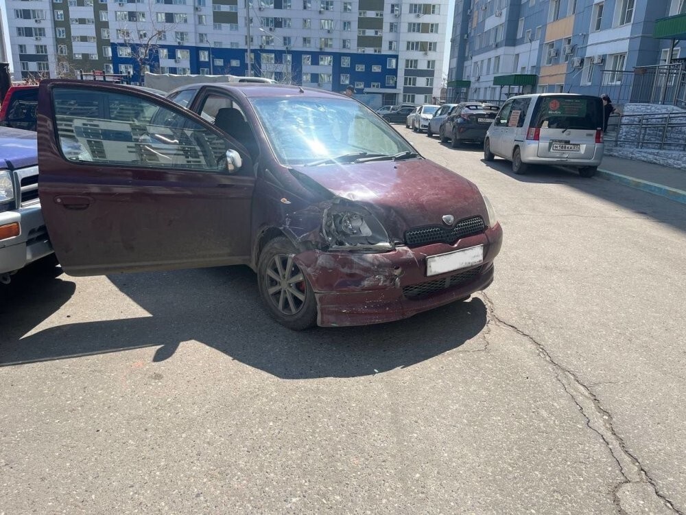 Пьяная женщина с маленьким ребёнком разбила четыре автомобиля, выезжая со двора