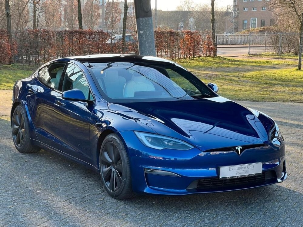 Продажи Tesla продолжают рекордно падать