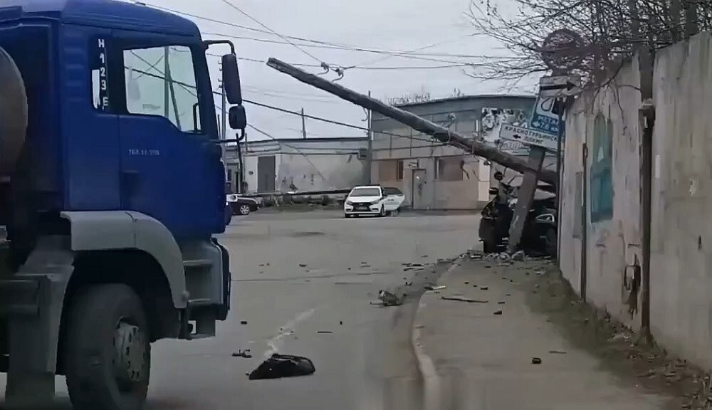 У столба не было шансов