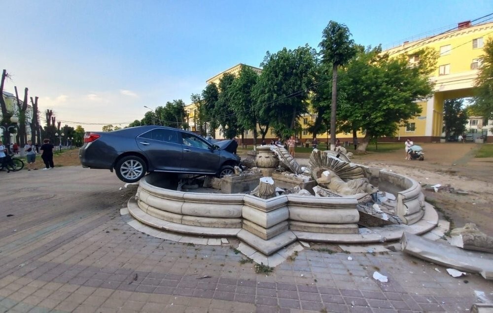 Рыбкой нырнул в фонтан