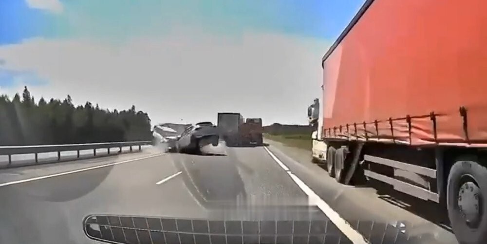 Ехала по встречной полосе и устроила серьёзную аварию