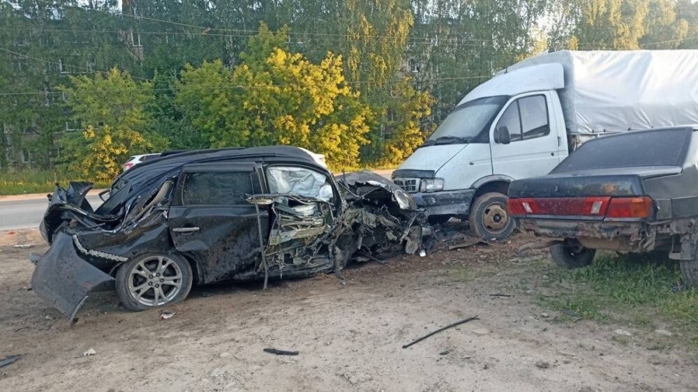Сбил 2 столба и раскидал пассажиров