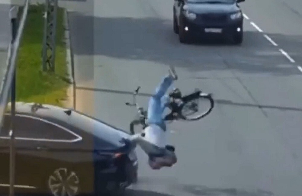 Велосипедист столкнулся с поворачивающим автомобилем в Петрозаводске