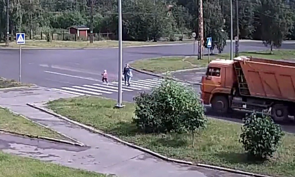Кто же так ребёнка через дорогу переводит?