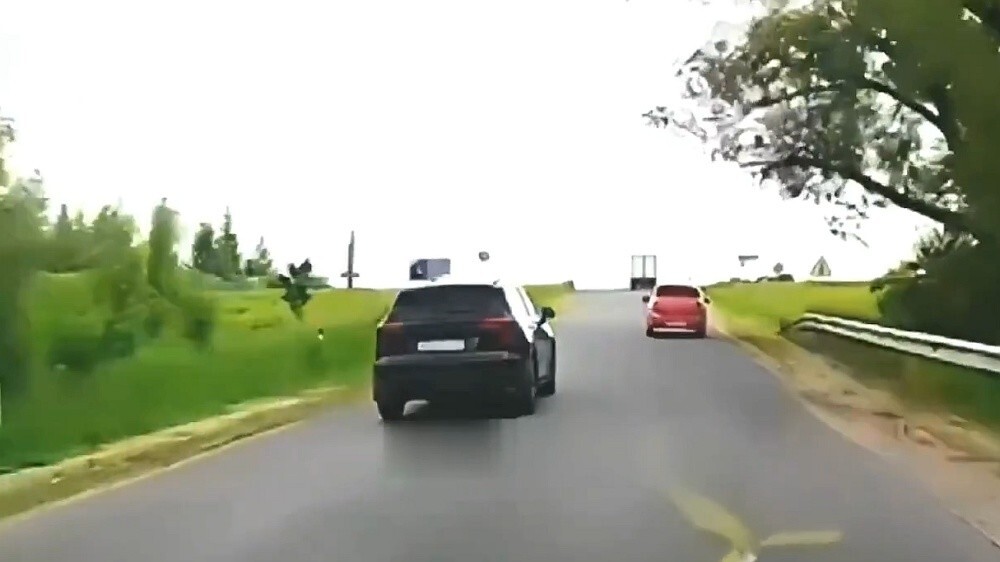 Никогда так не делайте. Очень, очень глупый обгон