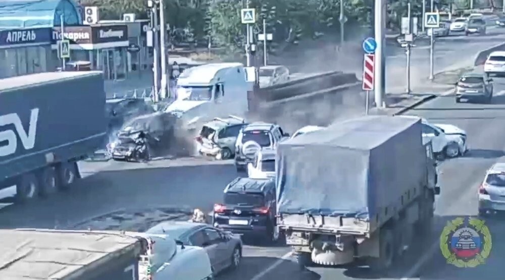 Грузовик смял 7 автомобилей в Волгограде
