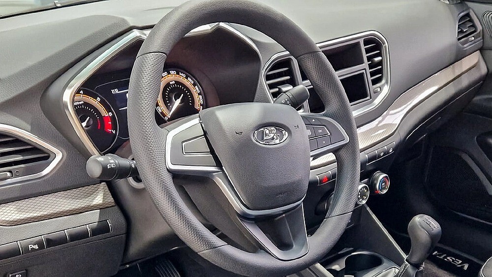 Русские Кулибины придумали, как обезвредить блокираторы руля Lada Vesta 