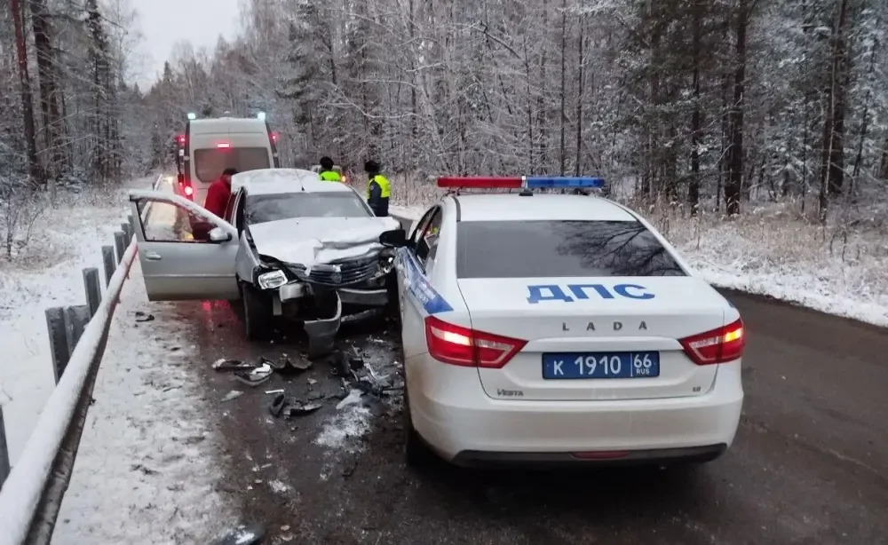 Автомобиль ДПС вылетел на встречную полосу и устроил лобовую аварию