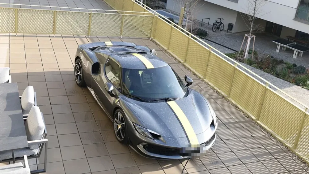 Жителю Вены запретили хранить Ferrari на балконе
