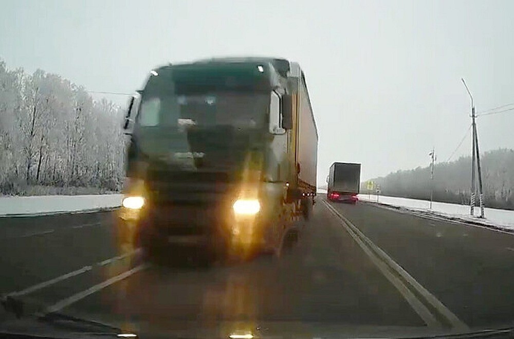 Уснул за рулём и выехал на встречную полосу