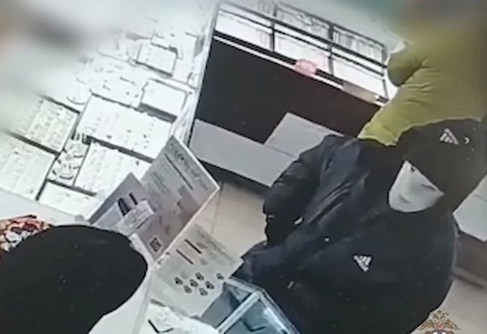 В Омске мужчина с перебинтованной головой ограбил ювелирный магазин