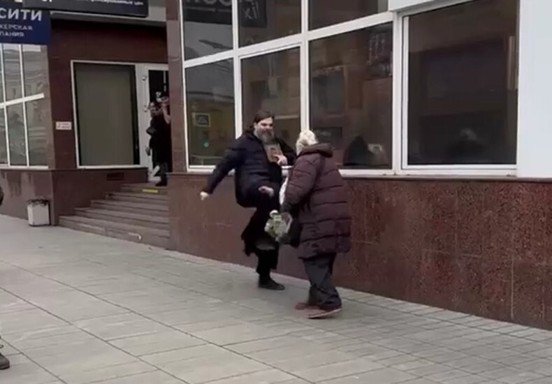 В Москве мужик с иконой пнул бабулю, которая продавала цветы