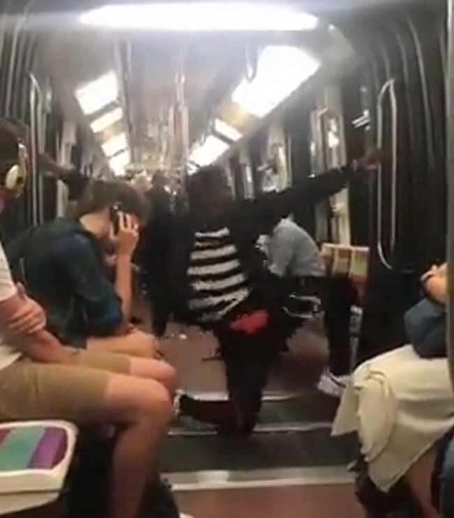 В метро LA поют и танцуют