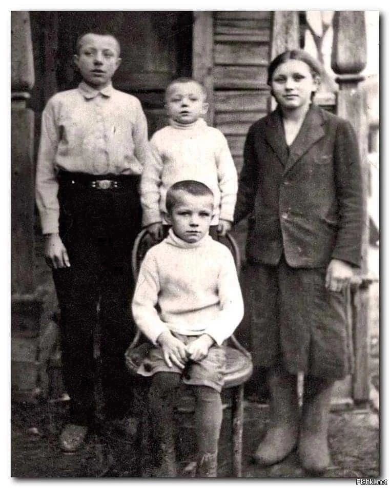 Самого младшего ребёнка на этом снимке - Борю (по центру), в Великую Отечеств...