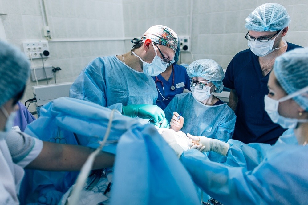 Хирурги Филатовской больницы удалили новорожденному опухоль в половину его веса⁠⁠