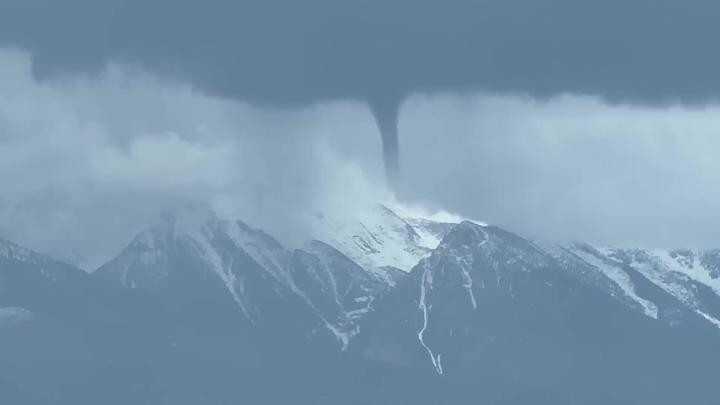 В штате Монтана жители засняли торнадо, которое образовалось будто на вершине горы