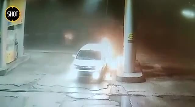 Смелый мужчина отогнал свою горящую машину от заправки