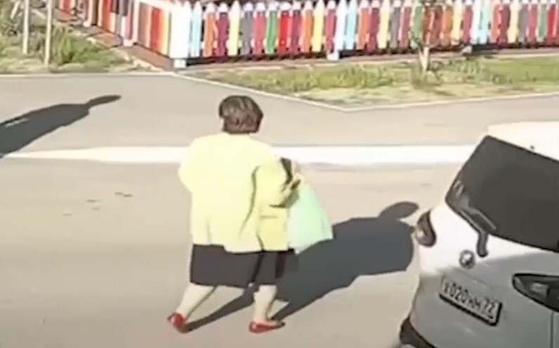 В Тюмени странная женщина пыталась выманить детей с площадки конфетами: в авто неподалеку сидел мужчина