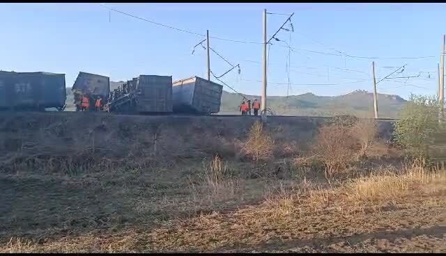Вагоны грузового поезда сошли с путей на Забайкальской железной дороге