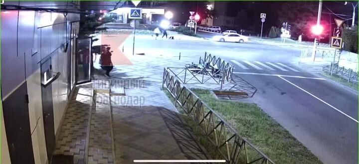 В Краснодаре гонщик на Toyota Camry сбил парня на дороге