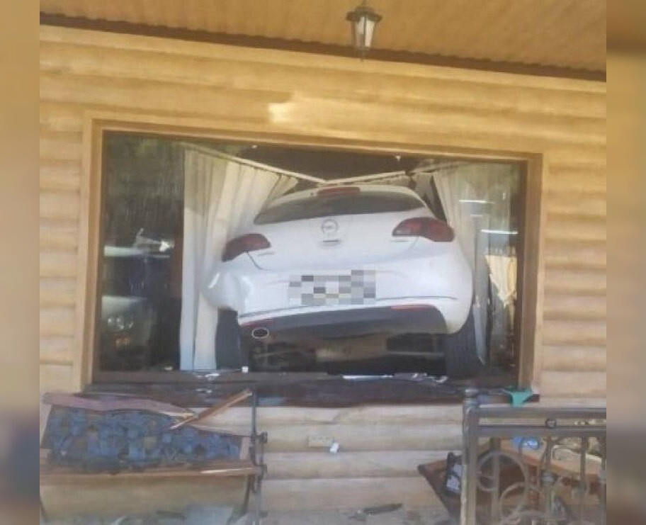 Эпичная авария: девушка влетела в окно частного дома из-за того что перепутала тормоз и газ