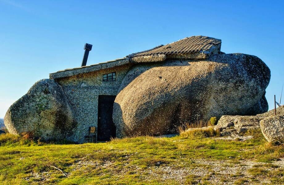 Дом Флинстоунов из Португалии: для чего построили удивительный дом из камней
