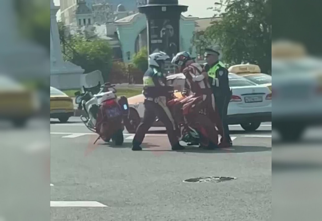 Сотрудники ДПС жёстко задержали мотоциклиста