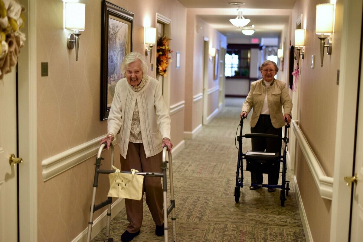 Почему в США дети отправляют пенсионеров в дома престарелых, и как они там живут