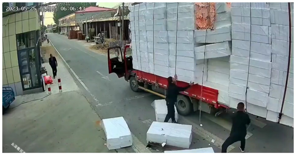 Водитель грузовика пытается избавиться от вспыхнувшего пенопласта