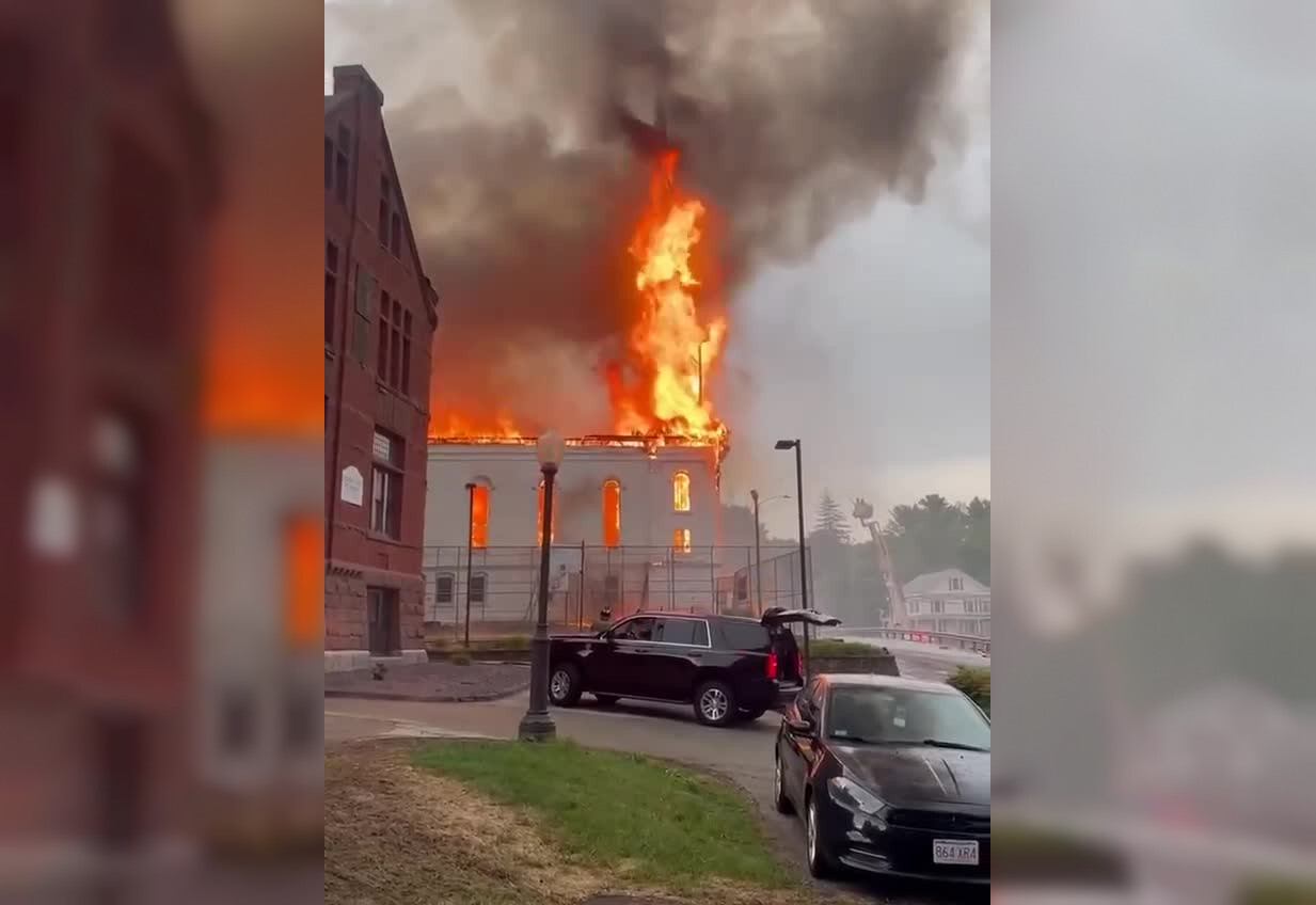 160-летняя церковь сгорела дотла после удара молнии в американском штате Массачусетс