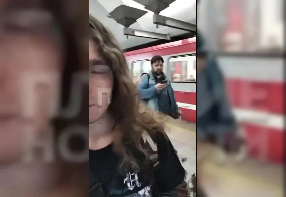 В Петербурге на одной из станций метро отчитали мужчину с длинными волосами и в юбке