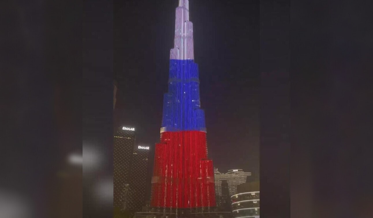 В Дубае башню Бурдж-Халифа окрасили в цвета российского флага