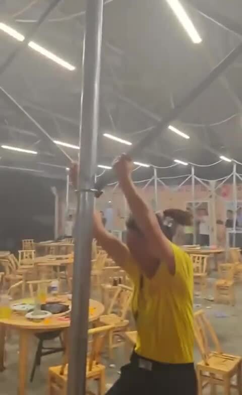 Ураганный ветер снес крышу ресторана в Китае