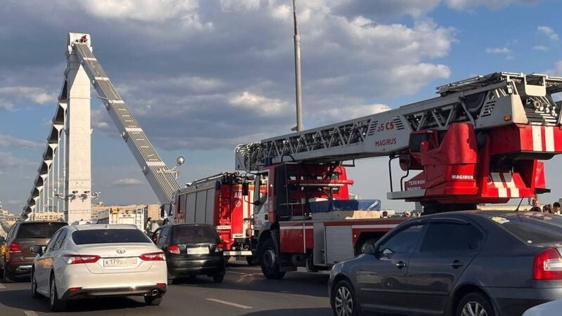Снятый спасателями с Крымского моста в Москве мужчина попытался сбежать