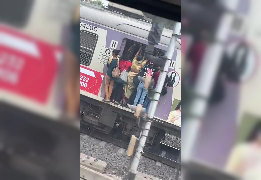 Это видео с местного поезда в Мумбаи