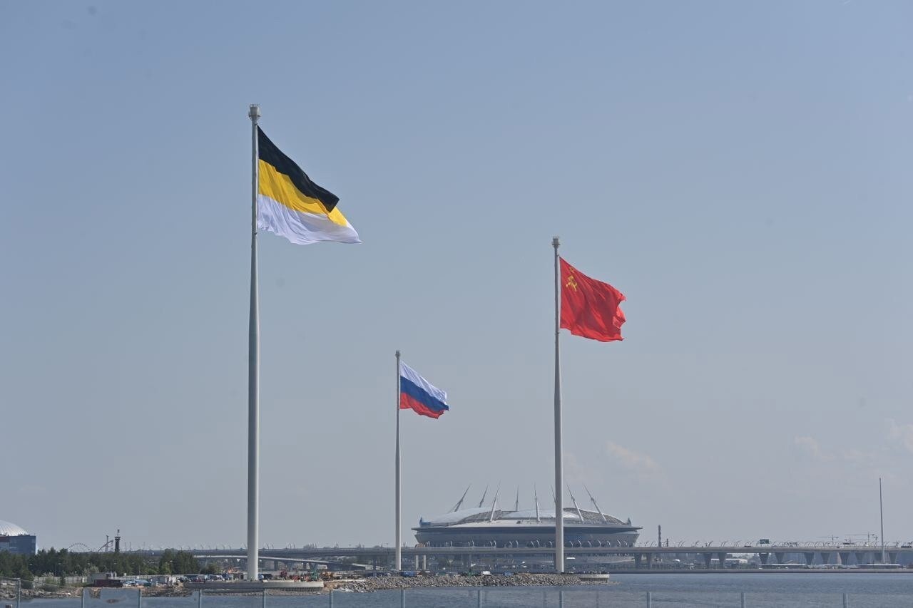В Санкт-Петербурге подняли огромные флаги СССР, Российской империи и триколор РФ