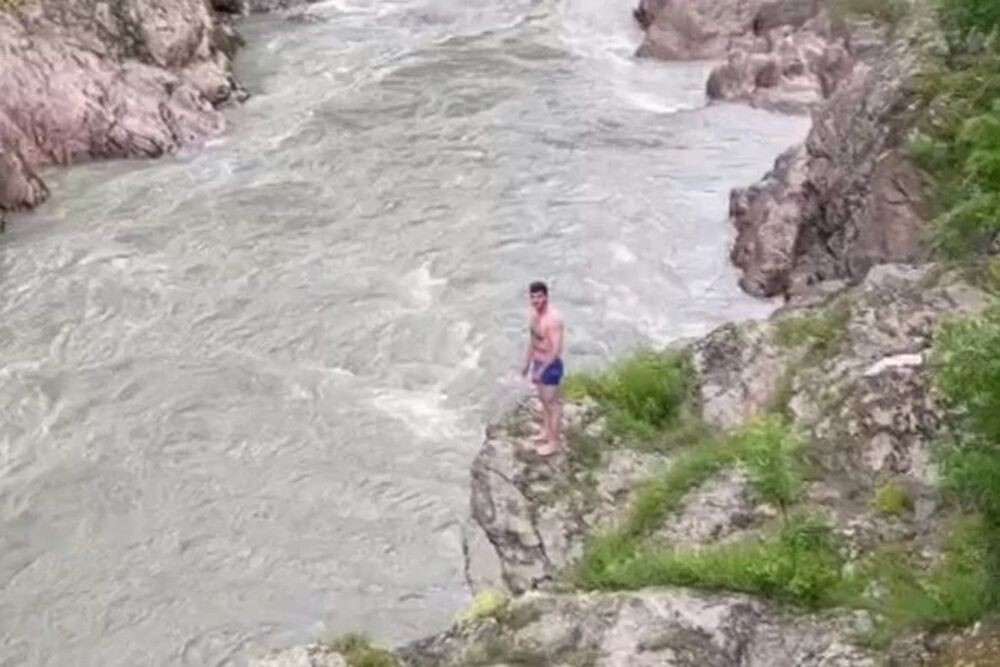 Мужчину на глазах у друзей унесло течением горной реки