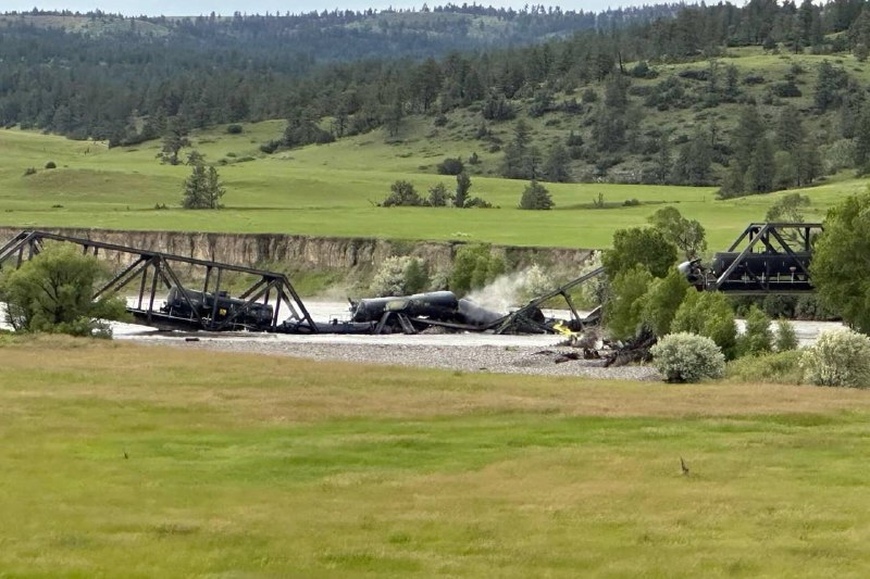 В США поезд с опасными веществами упал в реку